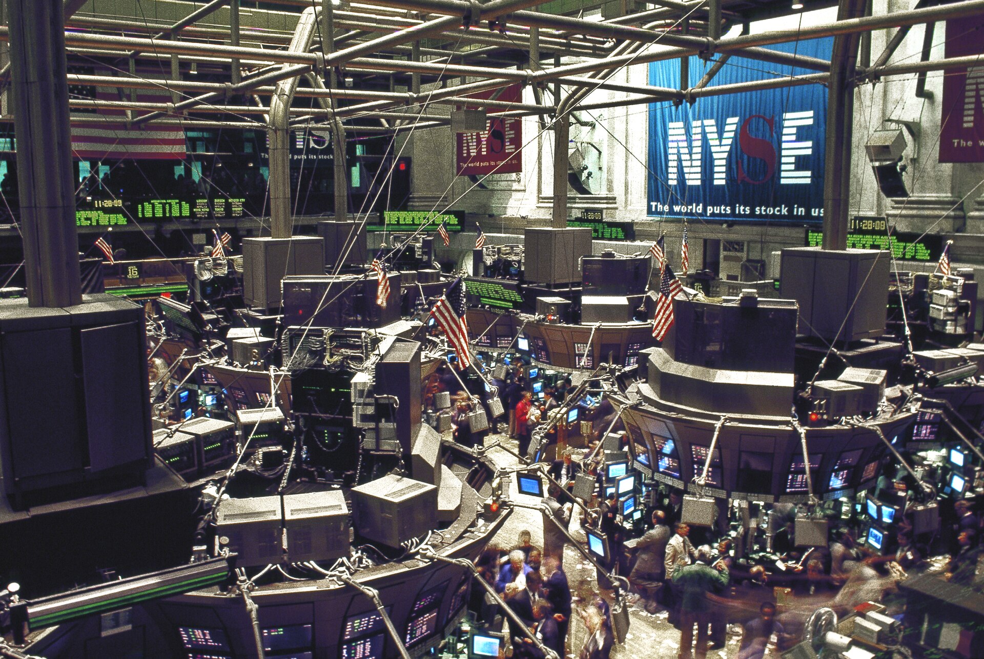 The trading floor of the New York Stock Exchange from above: trading posts, screens and traders.